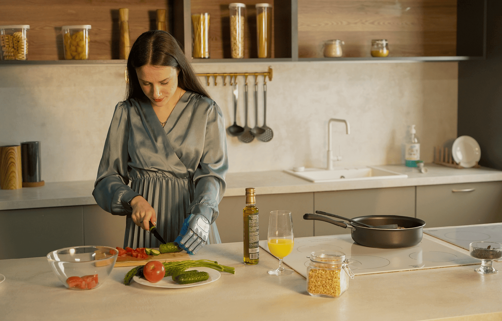 Девушка с протезом режет огурец